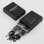 Primer plano del diseño de la varilla agitadora con cabezal cruzado para mezclar bien la tinta del tatuaje.