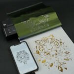 Artista del tatuaje que utiliza una impresora térmica y dibuja a mano sobre papel de transferencia para obtener plantillas transparentes.